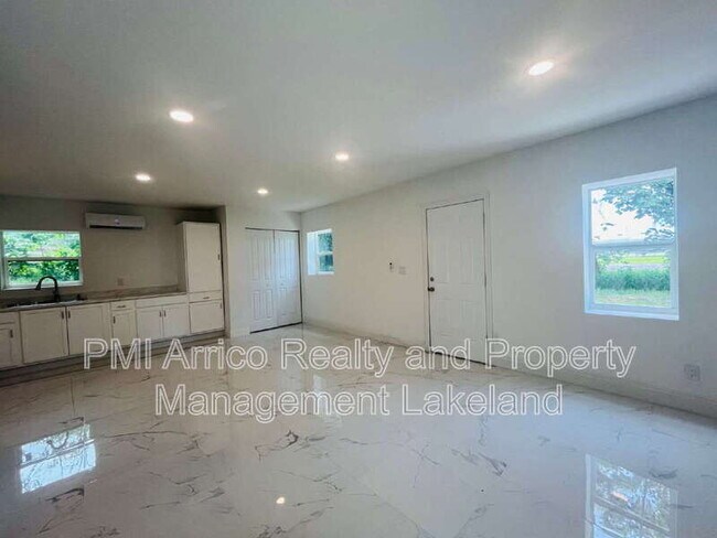 Foto del edificio - 8170 State Rd 60
