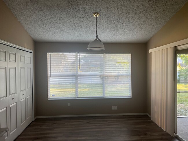 Building Photo - Large 4/2 with 2 Car Garage & Huge Fenced ...