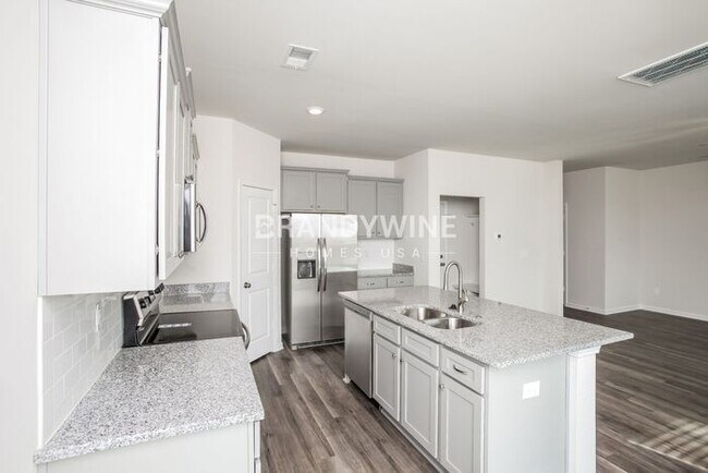 Building Photo - LOWER RENTAL RATE! Market rent $2,081. Loc...