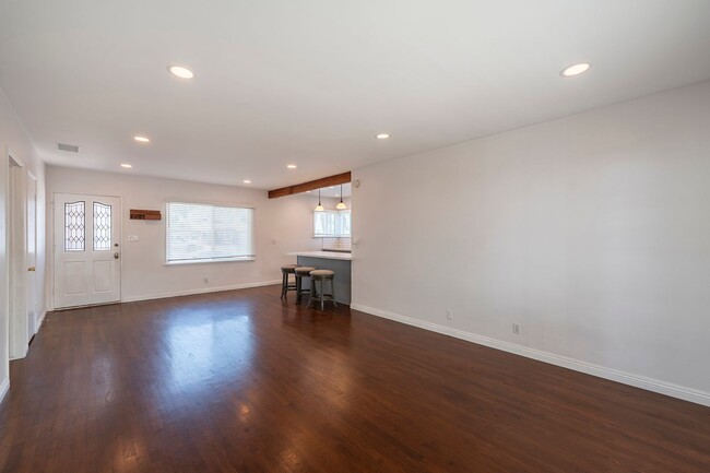 Foto del edificio - Beautiful Hawthorne Rental In Hollyglen!
