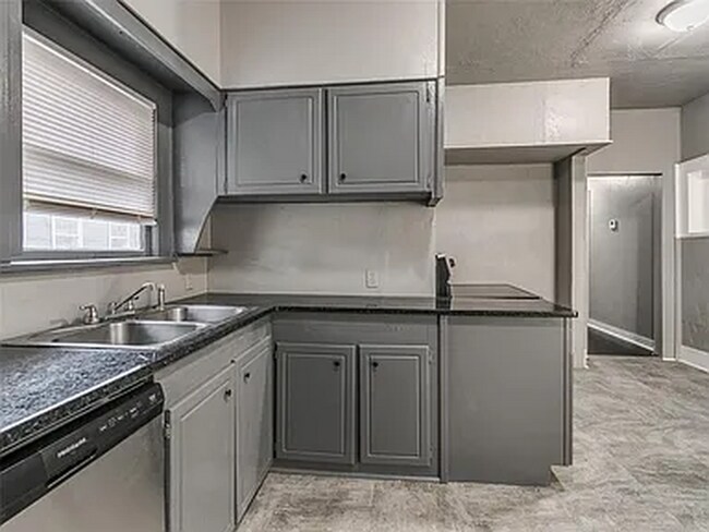 Building Photo - N. McKinley Ave - Triplex
