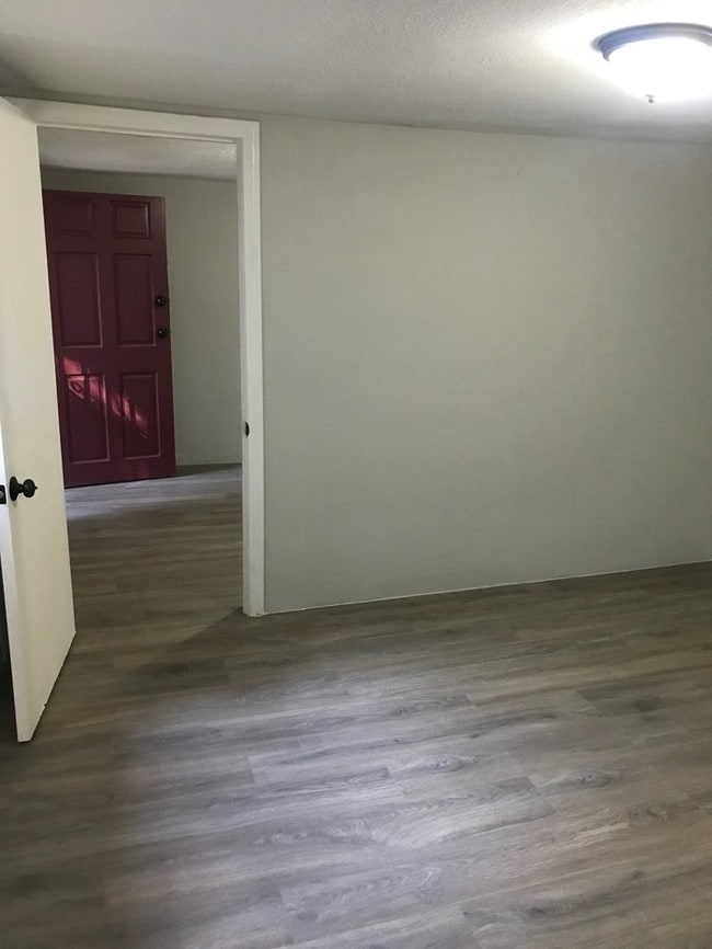 Building Photo - Nice 2 bedrooms 1 bath duplex