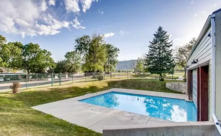 Community pool less than a block away! - 2929 Ross Dr S74