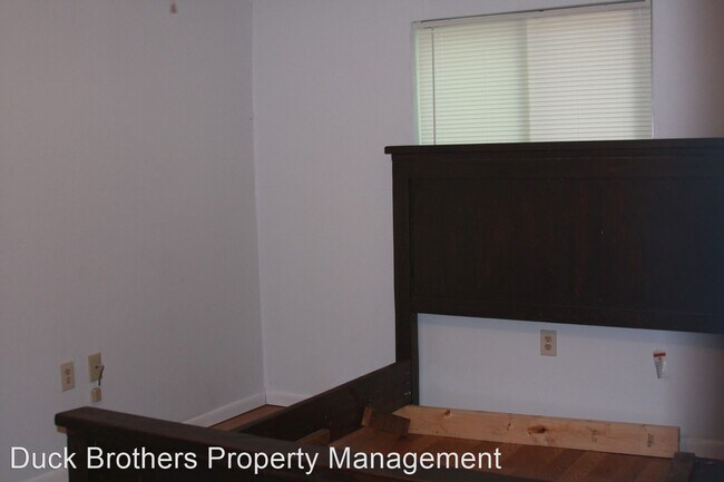 Building Photo - 3 br, 1.5 bath House - 3305 Southerland