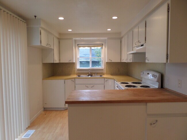 Building Photo - Charming Two-Bedroom Cottage with Basement, Expansive Lot, and Generous Garage Space