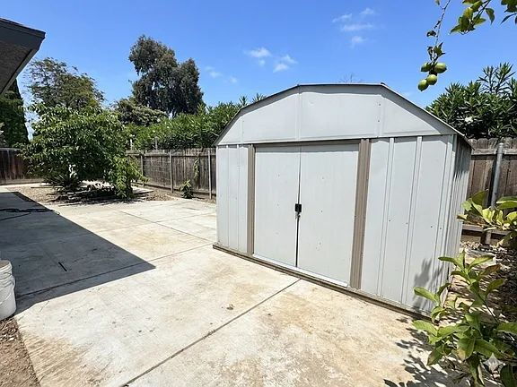 Foto del edificio - Spacious and well-maintained 4-bedroom, 1.5-bath home located in a desirable Fresno neighborhood.