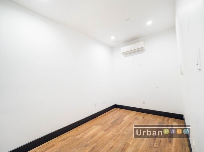 Building Photo - 562 Park Pl