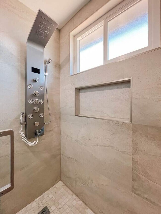 Foto del edificio - Modern Retreat with Spacious Yard & Cozy Interiors