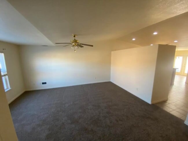 Building Photo - Beautiful Home!!