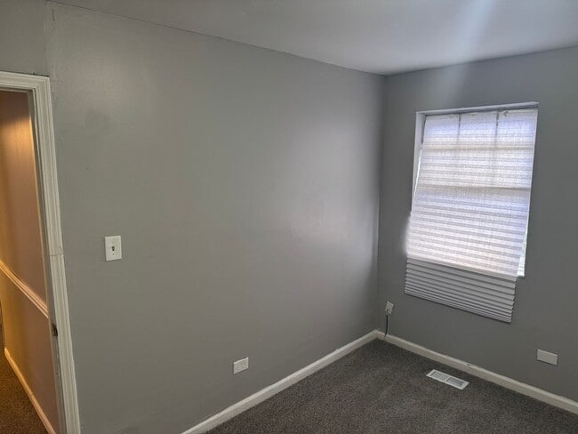 Building Photo - 3 Bedrooms 1 Bathroom available