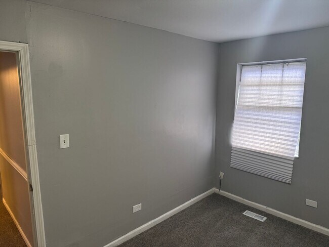 Foto del edificio - 3 Bedrooms 1 Bathroom available