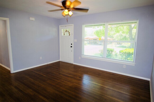 Building Photo - 231 Addax Dr