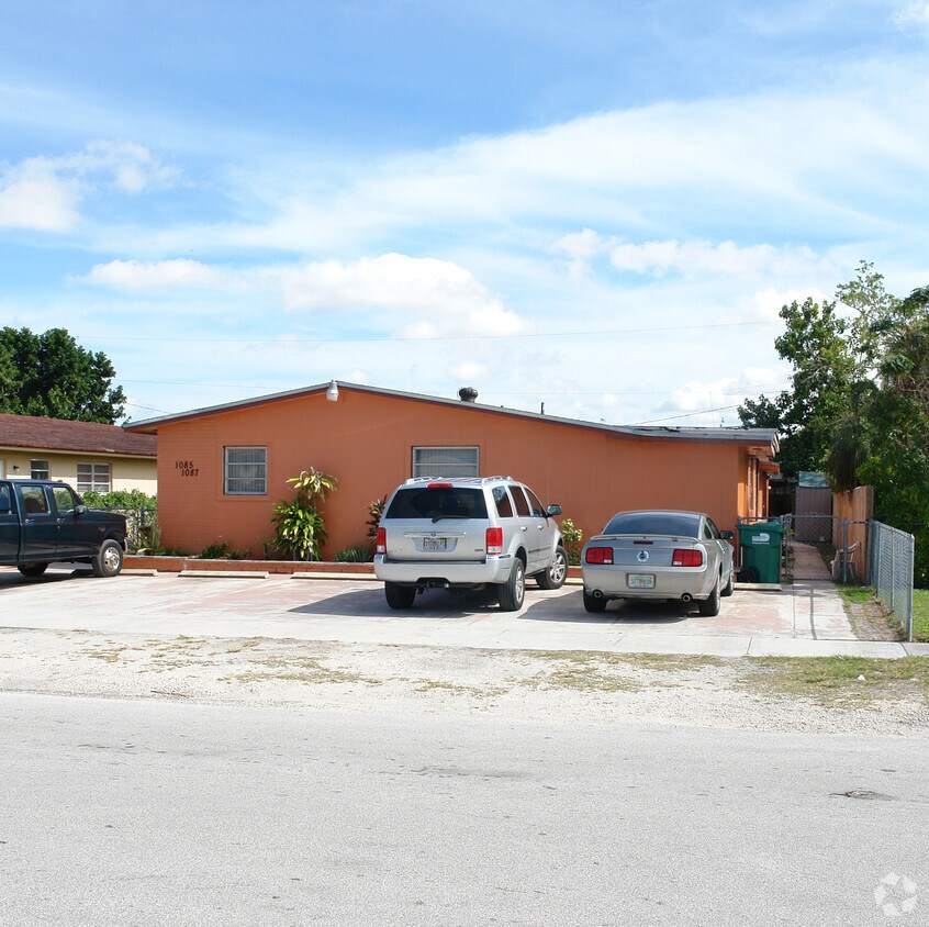 Primary Photo - 1085 SW 79th Ave