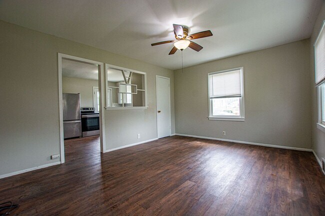 Foto del edificio - Cute 3 Bedroom / 1 Bath Home with Washer a...