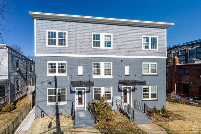 Building Photo - 716-718 Jackson St NE