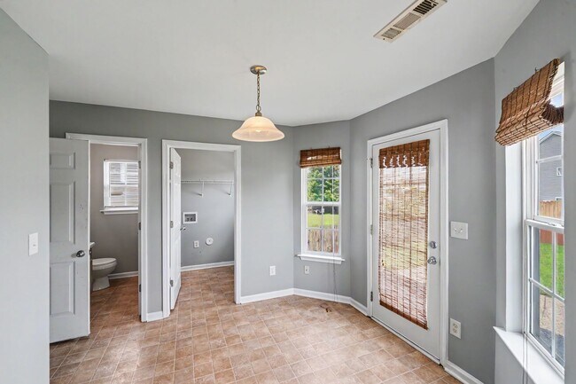 Foto del edificio - Spacious 4BR Home with Fenced Yard in University City!