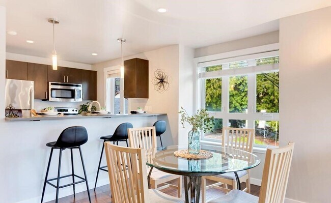 Foto del edificio - Luxurious, Bright and Meticulously Maintained 2 Bed and 2 Bath Condo