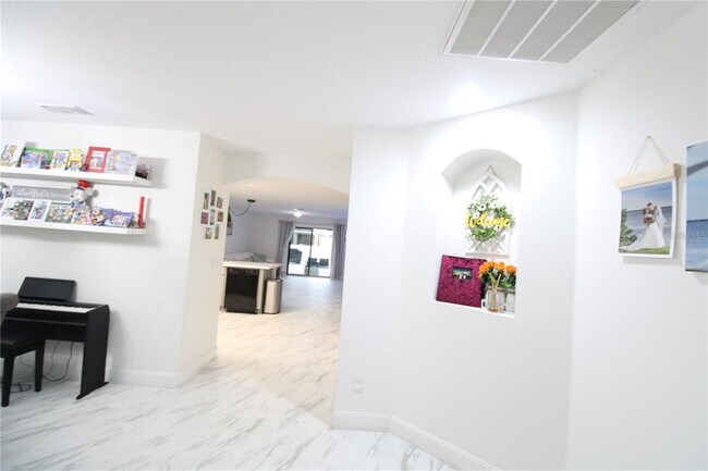 Building Photo - 600 Swallowtail Dr