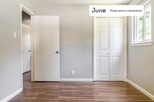 Foto del edificio - Private bedroom in 3 bed/2 bath Home