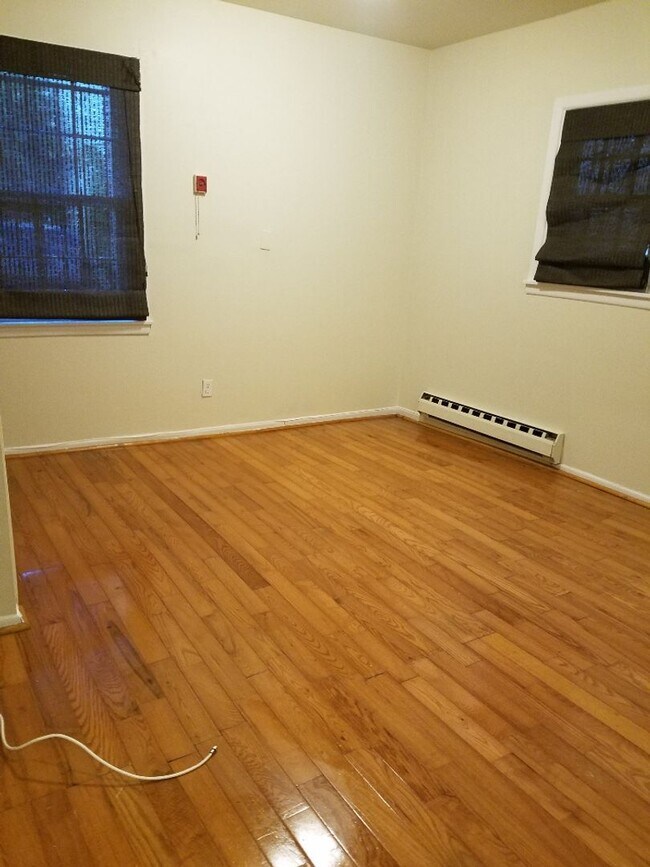 Foto del edificio - Spacious 1 BR w/ Private Entrance & Renova...