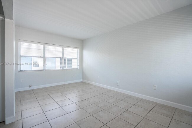 Foto del edificio - 8315 Byron Ave
