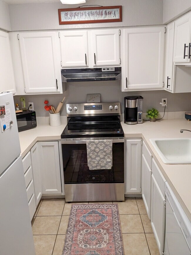 Building Photo - 631 Plaza Ct