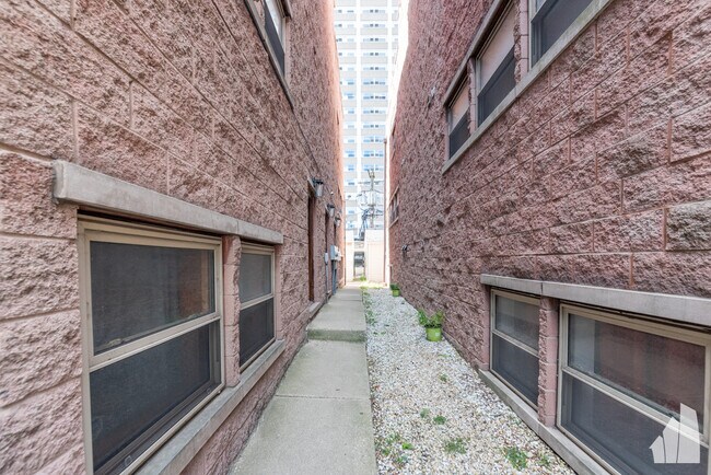 Building Photo - 925 W Lawrence Ave