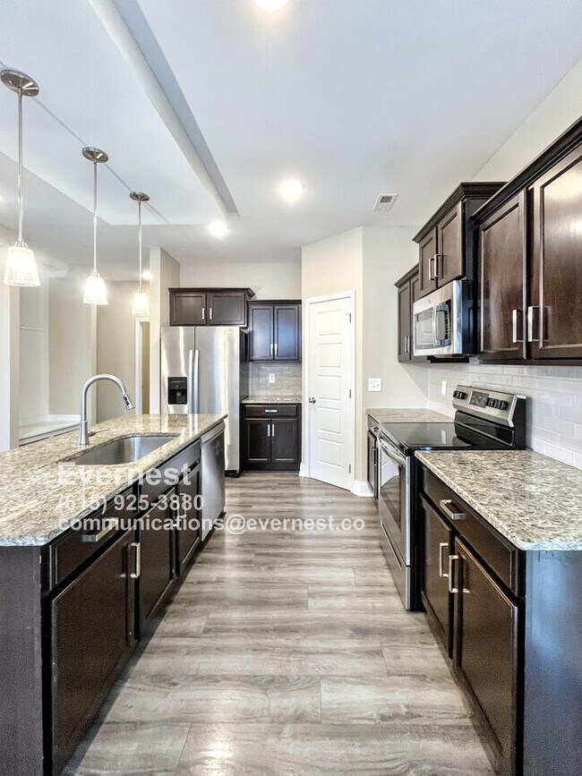 Foto del edificio - Spacious 4-Bedroom Home with Modern Comfor...