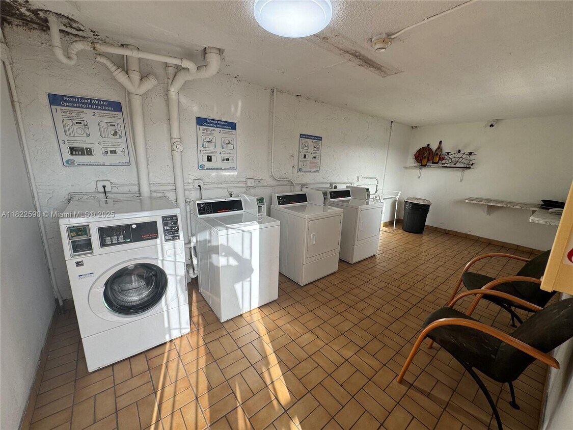 Building Photo - 1085 W 68th St