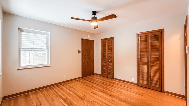 Foto del edificio - 5819 Jamieson Ave