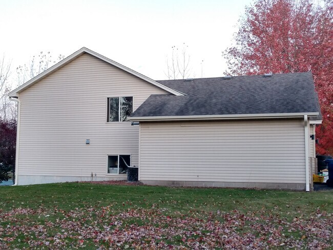 Building Photo - Wonderful 5 bedroom Split on Large Lot