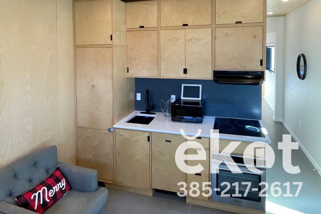 Foto del edificio - 613 Emery St W