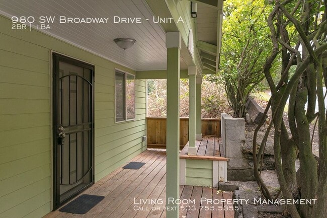 Building Photo - Stunning Remodeled Oasis in the Trees