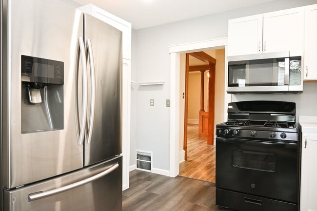 Building Photo - Gorgeous 3 Bed 1 Bath Home! Updated Applia...