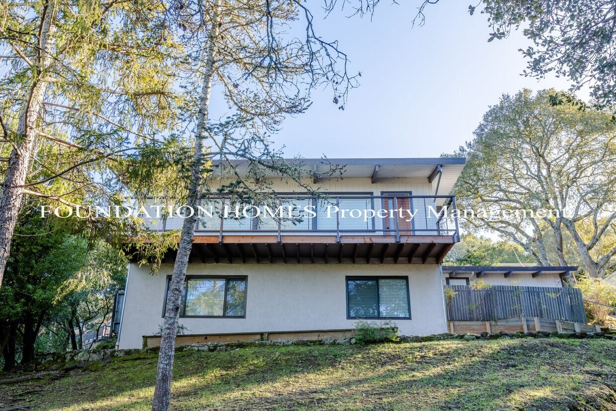 Foto principal - Private & Adorable Remodeled Single Family...