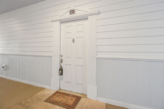 Foto del edificio - 1025 Riverland Woods Pl