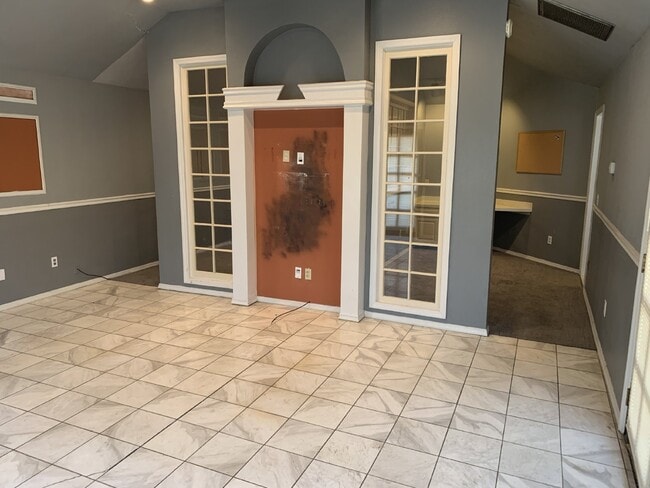 Building Photo - "Spacious 3-Bedroom Oasis with 2 Full Bath...