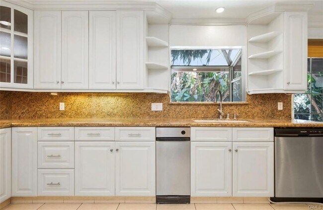 Foto del edificio - 5954 Wilkinson Ave