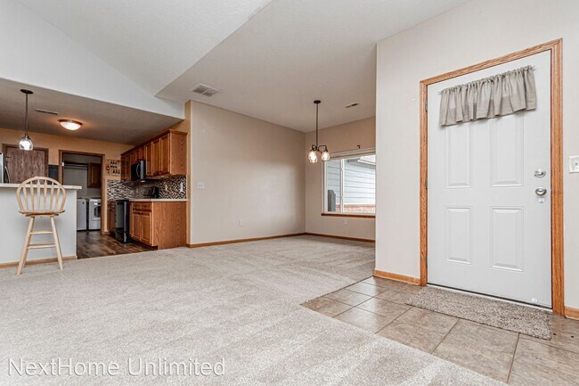 Building Photo - 3 br, 2.5 bath House - 1125 Coyote Dr