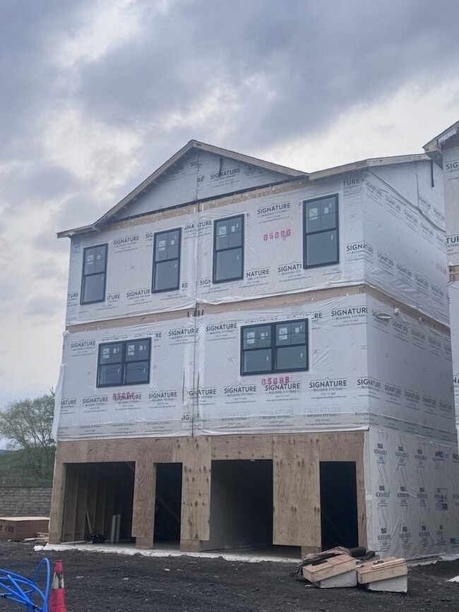 Building Photo - 216 Hull Ave