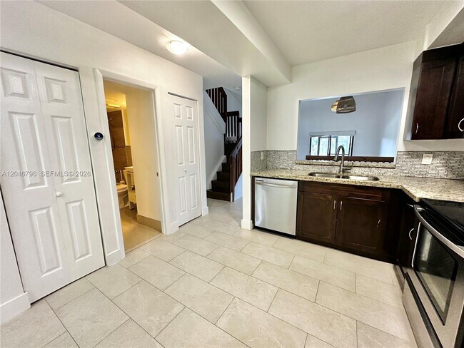 Foto del edificio - 4245 S Pine Island Rd