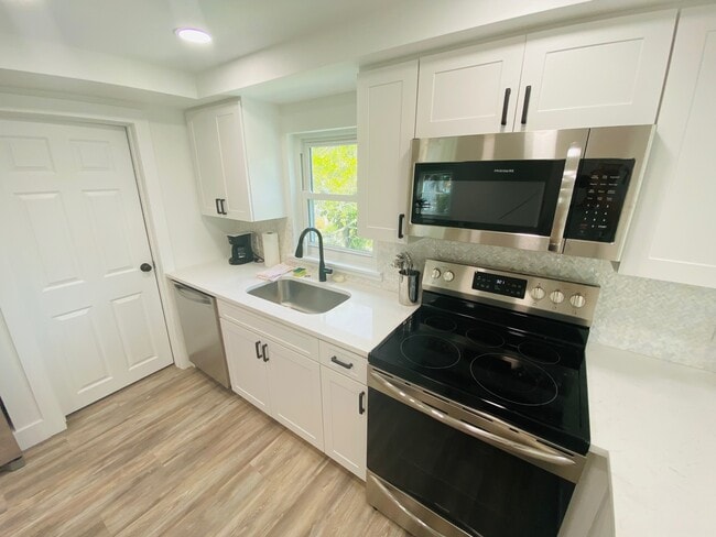 Building Photo - 113 4th Ave