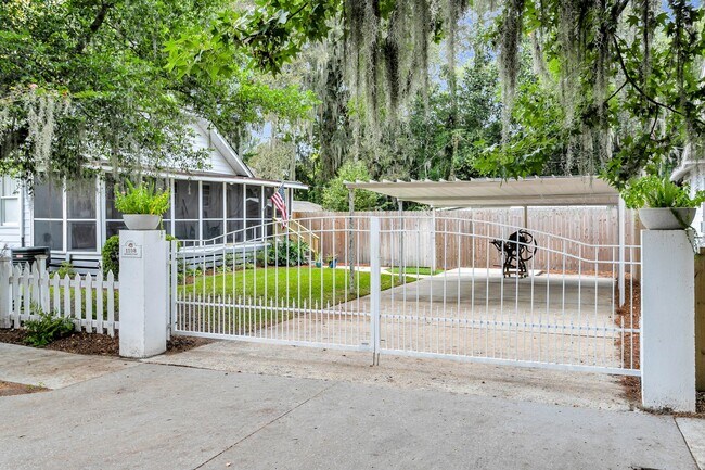 Foto del edificio - Completely Renovated Charming - 3 bedroom 2 bathroom home - 1108 Bonventure Rd, Savannah GA