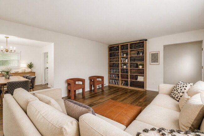 Sala de estar - 2349 Beverly Pl