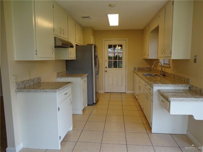 Building Photo - 2405 Mimosa St
