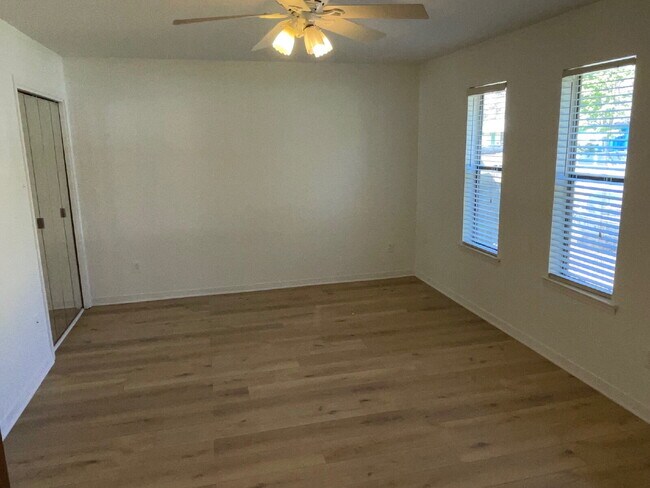 Foto del edificio - Welcome home to this charming 2-bedroom, 1-bath residence featuring a warm and inviting layout. E...