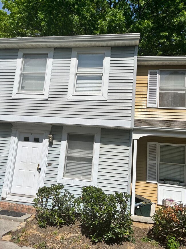 Foto del edificio - 2-bedroom, 1.5-bathroom townhouse