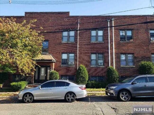 Building Photo - 1027 Hoyt Ave