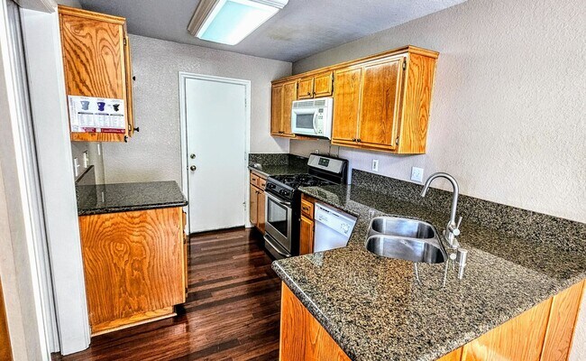 Foto del edificio - 8429 Snow View Pl