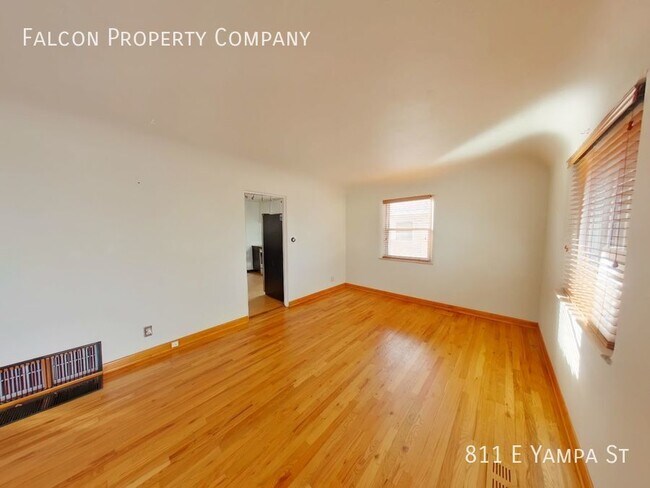 Building Photo - Inviting Downtown Home! - Available Februa...